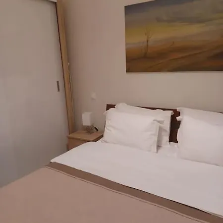 Irida Equanimity And Cozy Apartament